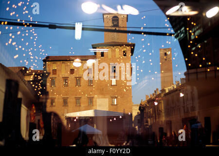 L'Italia, Lombardia, Mantova, Piazza Piazza delle Erbe riflessa nella finestra Shop Foto Stock