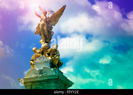 Inghilterra, Londra, Buckingham Palace, Queen Victoria Memorial, Nike statua della dea della vittoria. Foto Stock