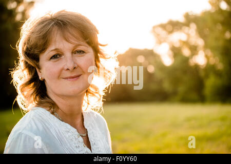 Outdoor ritratto di donna matura - nella natura al tramonto Foto Stock