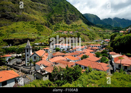 Vista del pittoresco villaggio di Sao Vicente, Madeira, Portogallo Foto Stock