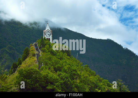 Cappella di Fatima su una verde collina, Capela de Nossa Senhora de Fátima, Sao Vicente, Madeira, Portogallo Foto Stock