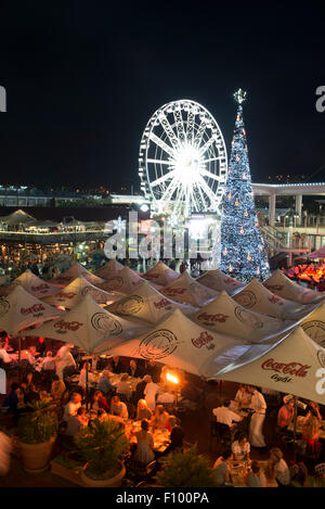 Gli ospiti a cena in un ristorante, ruota di eccellenza con albero di Natale, V&A Waterfront, Città del Capo, Western Cape, Sud Africa Foto Stock