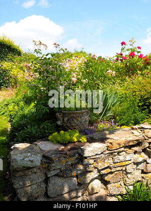 Asciugare la parete di pietra nei giardini nel parco del castello di Croft Foto Stock