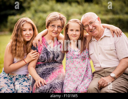 Ritratto di nonni con i nipoti - outdoor in natura Foto Stock