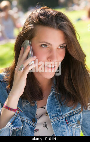 Donna con telefono Foto Stock