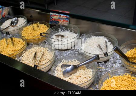 Varie riso tagliatelle in ciotole in vetro nel ristorante a buffet Foto Stock