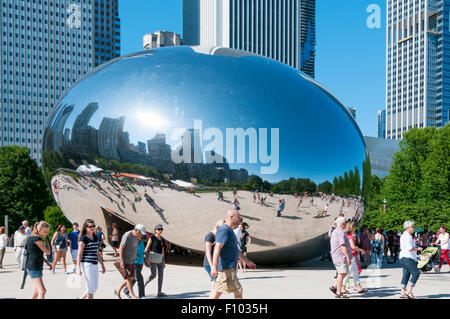 Cloud Gate, o il fagiolo, da Anish Kapoor in Millennium Park di Chicago. Foto Stock