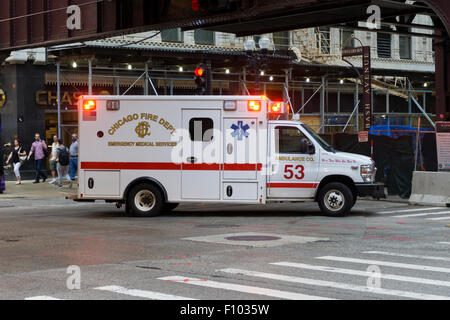 Un incendio di Chicago Dept ambulanza frequentando un'emergenza a Wabash Avenue. Foto Stock