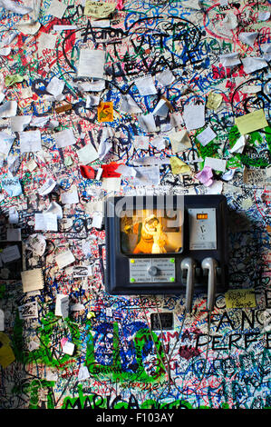 L'Italia, Veneto, Verona, la Casa di Giulietta, la Casa di Giulietta il messaggio di amore all'ingresso e Guida Audio Foto Stock