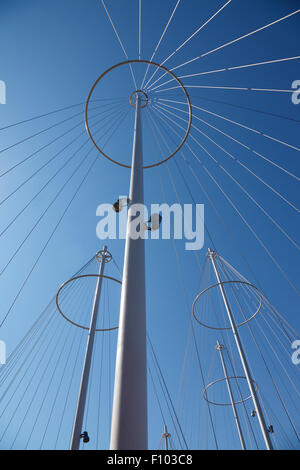 Gli alti pali o tralicci che si estende con cavi di acciaio del Circolo Bridge, Cirkelbroen, progettato da Olafur Eliasson, Christianshavn Canal, Copenaghen. Foto Stock