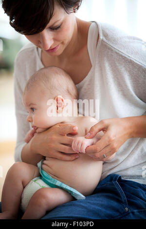 Bambino di essere massaggiato Foto Stock