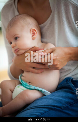 Bambino di essere massaggiato Foto Stock