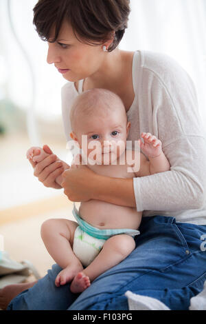 Bambino di essere massaggiato Foto Stock