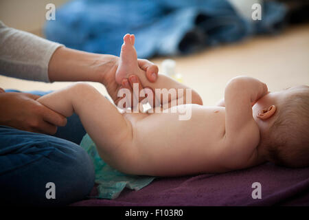 Bambino di essere massaggiato Foto Stock