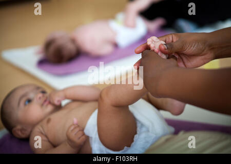 Bambino di essere massaggiato Foto Stock