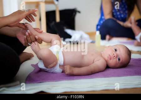 Bambino di essere massaggiato Foto Stock