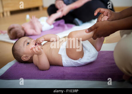 Bambino di essere massaggiato Foto Stock