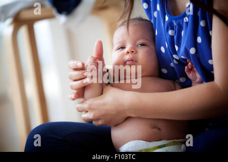 Bambino di essere massaggiato Foto Stock