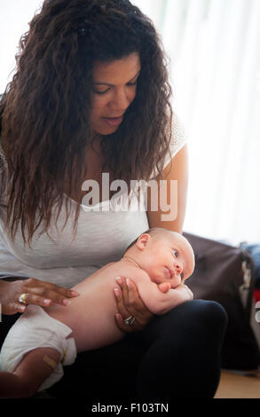 Bambino di essere massaggiato Foto Stock