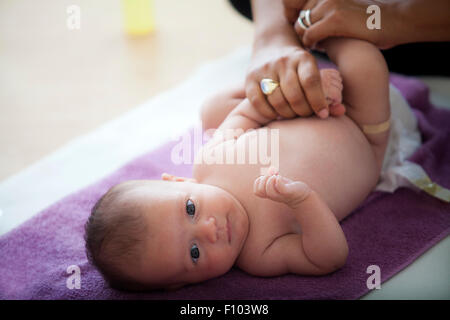 Bambino di essere massaggiato Foto Stock