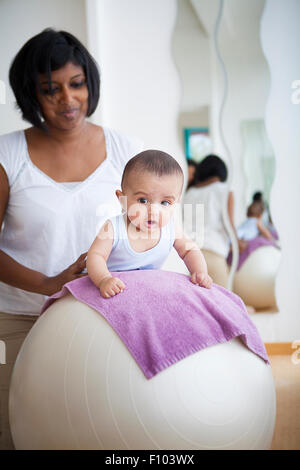 Bambino di essere massaggiato Foto Stock