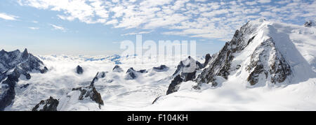 Panoramica alta innevate montagne salire paesaggio con cielo molto nuvoloso Foto Stock