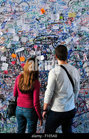 L'Italia, Veneto, Verona, la casa di Giulietta, la Casa di Giulietta una coppia in cerca di un messaggio di amore all'ingresso. Foto Stock