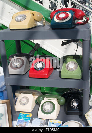 Una raccolta di vecchie dial up i telefoni analogici a stazione di Tynemouth Market, North Tyneside, England, Regno Unito Foto Stock