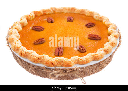 Un delizioso in casa rustica torta di zucca isolato su uno sfondo bianco. Foto Stock