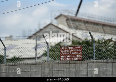 Sagamihara, Giappone. 24 Ago, 2015. Stati Uniti Sagami esercito deposito generale è visto in Sagamihara, una quarantina di chilometri a sud-ovest di Tokyo, il 24 agosto 2015. Esplosioni multiple e di un grande incendio ha distrutto un magazzino entro la base militare statunitense di inizio lunedì, ma non vi sono state segnalazioni di lesioni. Credito: Masahiro Tsurugi/AFLO/Alamy Live News Foto Stock