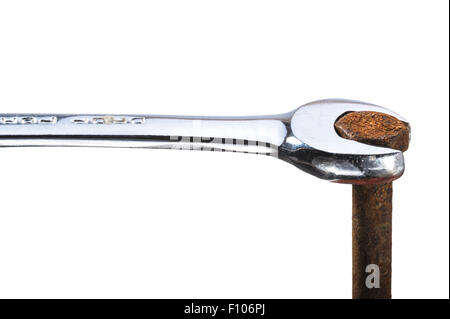 Bullone arrugginito essendo ruotato con una chiave fissa. Foto Stock
