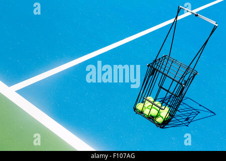 Bellissimo campo da tennis con una palla canestro e palle da tennis in esso Foto Stock