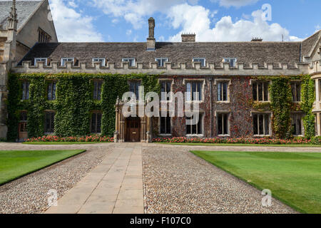 Il Trinity College di Cambridge Inghilterra, parte del Master's Lodge nel grande corte. Foto Stock