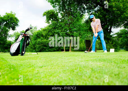 Il Golfer ottenere pronto a colpire il primo colpo lungo Foto Stock