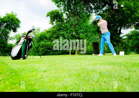 Il Golfer ottenere pronto a colpire il primo colpo lungo Foto Stock