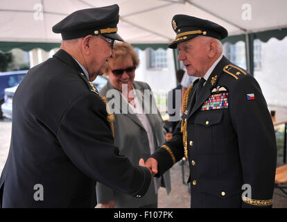 Jindrichuv Hradec, Repubblica Ceca. Il 22 agosto, 2015. Alois Dubec, sinistra e Emil Bocek, due degli ultimi pochi viventi piloti Ceca in servizio nella Royal Air Force britannica (RAF) durante la seconda guerra mondiale, ha partecipato ad un incontro per commemorare il 1944 Aria da battaglia di Jindrichuv Hradec in questo sud cittadina boema, Repubblica Ceca, oggi, sabato, agosto 22, 2015. I partecipanti hanno potuto vedere anche un modello di un ultra-light aircraft soprannominato 'Flying Flea", che è stato inventato dal francese Henri Midget prima della seconda guerra mondiale, in Aviation Museum di destna. © Lubos Pavlicek/CTK foto/Alamy Live News Foto Stock