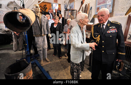 Destna, Repubblica Ceca. Il 22 agosto, 2015. Frantisek Fajtl vedova di Hana Fajtlova, sinistra e Emil Bocek, uno degli ultimi pochi viventi piloti Ceca in servizio nella Royal Air Force britannica (RAF) durante la seconda guerra mondiale, ha partecipato ad un incontro per commemorare il 1944 Aria da battaglia di Jindrichuv Hradec in questo sud cittadina boema, Repubblica Ceca, oggi, sabato, agosto 22, 2015. I partecipanti hanno potuto vedere anche un modello di un ultra-light aircraft soprannominato 'Flying Flea", che è stato inventato dal francese Henri Midget prima della seconda guerra mondiale, in Aviation Museum di destna. © Lubos Pavlicek/CTK foto/Alamy Live News Foto Stock