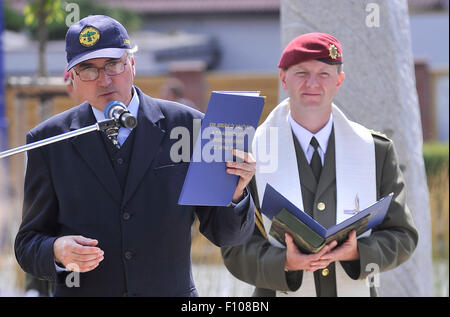 Destna, Repubblica Ceca. Il 22 agosto, 2015. La storia dell'aviazione club (AHC) Jindrichuv Hradec presidente Vladislav Burian, sinistra e cappellano militare Drahomir Fruhbauer, ha partecipato ad un incontro per commemorare il 1944 Aria da battaglia di Jindrichuv Hradec durante la seconda guerra mondiale in questo sud cittadina boema, Repubblica Ceca, oggi, sabato, agosto 22, 2015. I partecipanti hanno potuto vedere anche un modello di un ultra-light aircraft soprannominato 'Flying Flea", che è stato inventato dal francese Henri Midget prima della seconda guerra mondiale, in Aviation Museum di destna. © Lubos Pavlicek/CTK foto/Alamy Live News Foto Stock