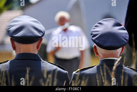 Jindrichuv Hradec, Repubblica Ceca. Il 22 agosto, 2015. Alois Dubec, sinistra e Emil Bocek, entrambi non sulla foto, due degli ultimi pochi viventi piloti Ceca in servizio nella Royal Air Force britannica (RAF) durante la seconda guerra mondiale, ha partecipato ad un incontro per commemorare il 1944 Aria da battaglia di Jindrichuv Hradec in questo sud cittadina boema, Repubblica Ceca, oggi, sabato, agosto 22, 2015. I partecipanti hanno potuto vedere anche un modello di un ultra-light aircraft soprannominato 'Flying Flea', che è stato inventato dal francese Henri Midget prima della seconda guerra mondiale, in Aviation Museum di destna. © Lubos Pavlicek/CTK foto/Alamy Live News Foto Stock