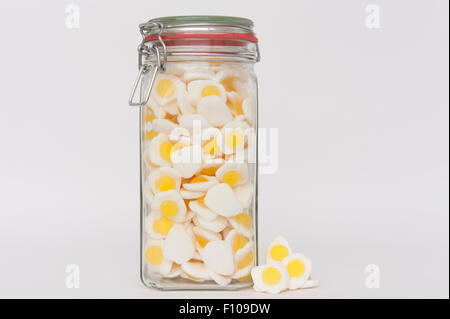 Dolci tradizionali in vetro kilner vaso su sfondo bianco Foto Stock