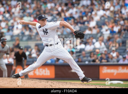 New York, Stati Uniti d'America. 23 Agosto, 2015. Yankees' BRANDEN PINDER nella quinta inning, NY Yankees vs. Cleveland Indians, lo Yankee Stadium, domenica 23 agosto, 2015. Credito: Bryan Smith/ZUMA filo/Alamy Live News Foto Stock