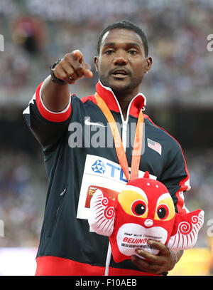 Pechino, Cina. 24 Ago, 2015. Medaglia di argento Justin Gatlin degli USA pone con la sua medaglia sul podio durante la premiazione per gli uomini 100m final durante la XV Associazione Internazionale delle Federazioni di Atletica (IAAF) Atletica Campionati del Mondo a Pechino in Cina, 24 agosto 2015. © dpa picture alliance/Alamy Live News © dpa picture alliance/Alamy Live News © dpa picture alliance/Alamy Live News Credito: dpa picture alliance/Alamy Live News Foto Stock