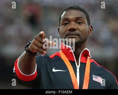 Pechino, Cina. 24 Ago, 2015. Medaglia di argento Justin Gatlin degli USA pone con la sua medaglia sul podio durante la premiazione per gli uomini 100m final durante la XV Associazione Internazionale delle Federazioni di Atletica (IAAF) Atletica Campionati del Mondo a Pechino in Cina, 24 agosto 2015. © dpa picture alliance/Alamy Live News © dpa picture alliance/Alamy Live News © dpa picture alliance/Alamy Live News Credito: dpa picture alliance/Alamy Live News Foto Stock