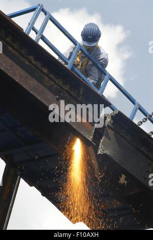 Demolizione di una vecchia ferrovia ponte di ferro con taglio plasma fiamma (Milano, Italia) Foto Stock