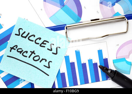 Carta con parole i fattori di successo e grafici. Foto Stock