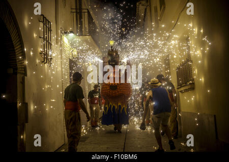 Sitges, Catalogna, Spagna. 23 Ago, 2015. Il 'Aliga (Aquila) de Sitges', un simbolo folcloristico, set fuori i suoi fuochi d'artificio tra la folla di spettatori a 'Festa Major de Sitges' © Matthias Oesterle/ZUMA filo/Alamy Live News Foto Stock