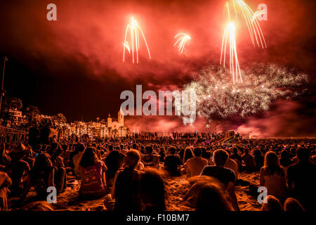 Sitges, Catalogna, Spagna. 23 Ago, 2015. Migliaia seguire il display tradizionale di fuochi d'artificio al 'San Bartolomé' chiesa si svolge ogni 23 agosto durante la " Festa Major de Sitges' © Matthias Oesterle/ZUMA filo/Alamy Live News Foto Stock