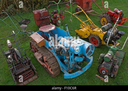 Charlie Moore di vintage di Orticoltura & macchine per il Giardino Club,bagno,UK,visto con una selezione di trattori,aratri,le falciatrici.Un REGNO UNITO Foto Stock