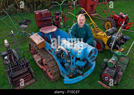 Charlie Moore di vintage di Orticoltura & macchine per il Giardino Club,bagno,UK,visto con una selezione di trattori,aratri,le falciatrici.Un REGNO UNITO Foto Stock