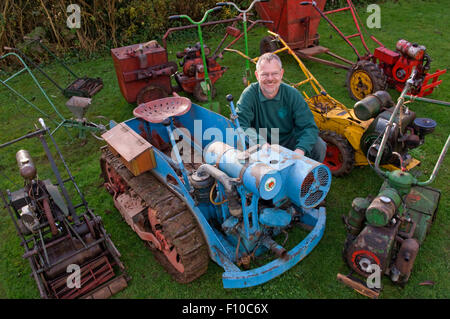 Charlie Moore di vintage di Orticoltura & macchine per il Giardino Club,bagno,UK,visto con una selezione di trattori,aratri,le falciatrici.Un REGNO UNITO Foto Stock